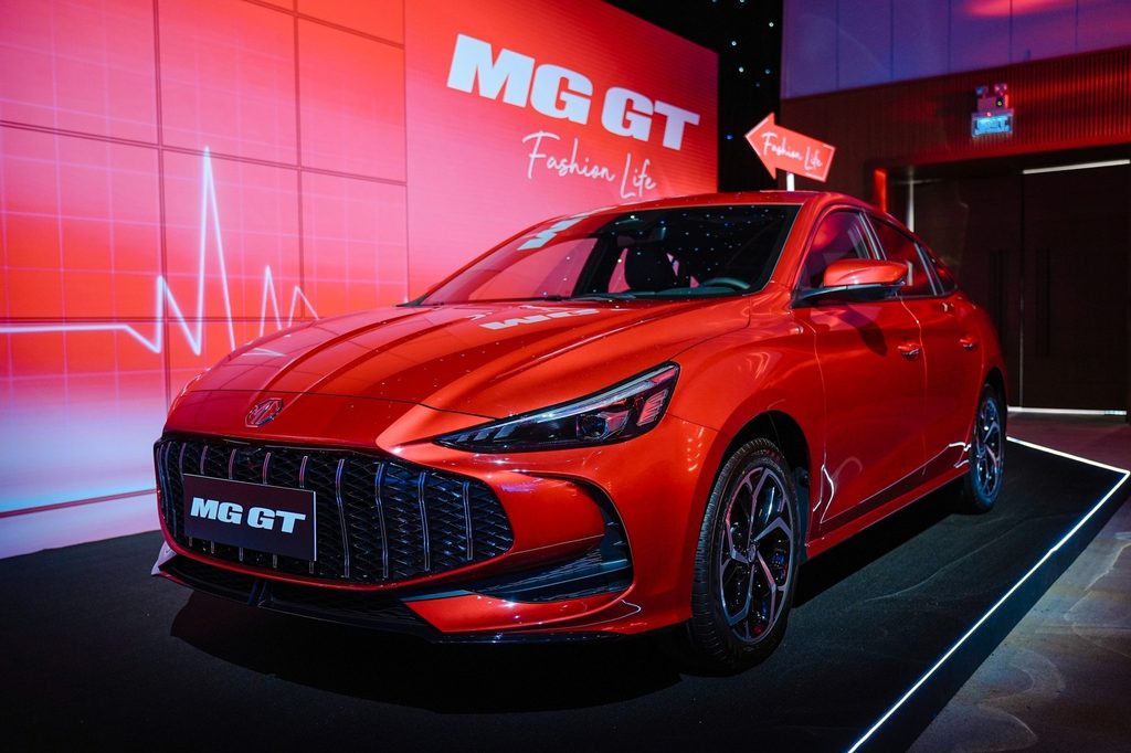 Mẫu xe sedan thể thao MG GT màu đỏ thế hệ mới.