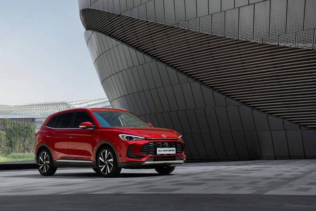 Mẫu xe SUV đô thị MG All New ZS màu đỏ đang đỗ
